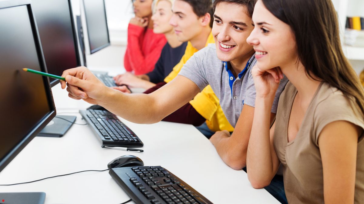 Gruppo di studenti in un'aula moderna